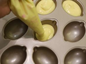 11： 挤入学厨12连柠檬蛋糕模内。