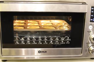 13： 东菱烤箱预热，上火160度，下火150度，中层，时间28分钟。