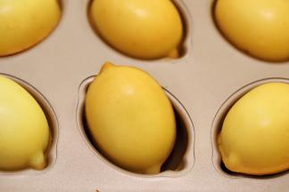 14： 出炉后脱模，放晾架上放至凉透，冰箱冷藏风味更佳哦！