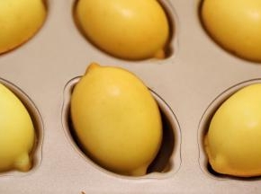 14： 出炉后脱模，放晾架上放至凉透，冰箱冷藏风味更佳哦！