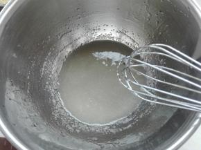 玉米油、糖、盐混合搅拌均匀