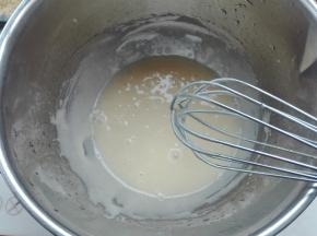 加入蛋液，分两次搅拌均匀