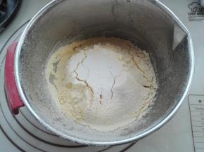 筛入低粉、泡打粉、玉米粉