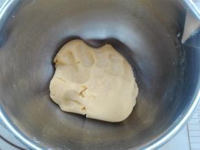 用手抓成无干粉状态即可