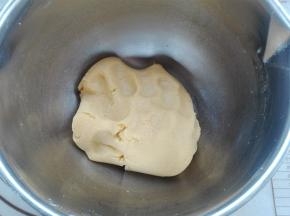 用手抓成无干粉状态即可