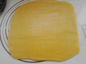 用擀面杖擀成大薄片