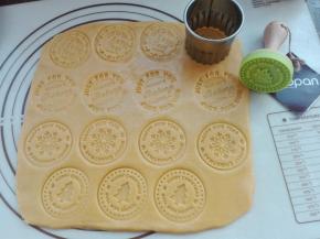 先用印花模具压出图案