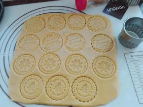 再用大小相同的圆形模具扣切