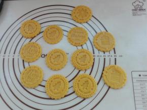 去掉多余的部分，即为饼干胚