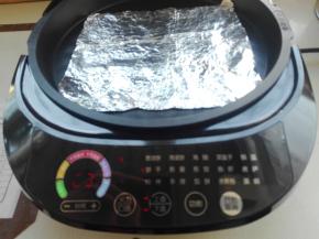 选择饼干功能，火力为最小，提前进行预热，放入锡纸