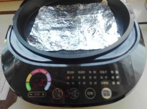 选择饼干功能，火力为最小，提前进行预热，放入锡纸