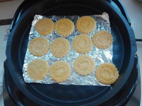 将饼干胚依次摆放好