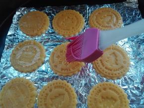 表面刷层蛋液，非常薄的一层