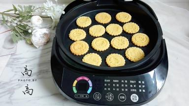 一个个可爱的小饼干，没有变形哟，烙制两面微上色即可。