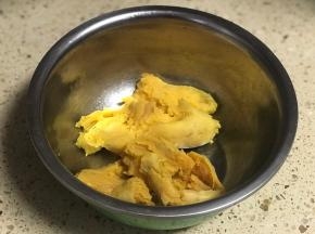 发酵期间蒸好红薯并碾成泥。