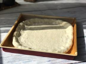 擀成喜欢的形状，将边缘用手擀薄擀出一圈长边，取适量薯泥贴在边缘，卷好固定好收口。