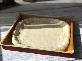 擀成喜欢的形状，将边缘用手擀薄擀出一圈长边，取适量薯泥贴在边缘，卷好固定好收口。