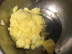 接着制作土豆丸子：土豆蒸熟去皮压成泥，加入盐、黑胡椒粉、烧烤料、鸡精拌匀。