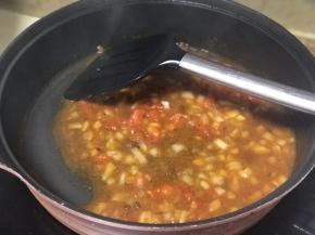 烘烤醒发饼皮期间可以处理蔬菜碎：锅内倒入适量的油，烧热后加入洋葱碎和胡萝卜碎，然后加入蚝油和糖翻炒均匀。