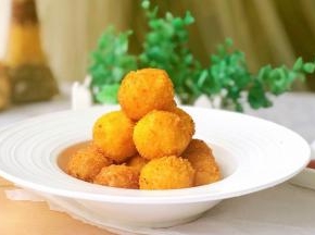 捞出装入容器中备用。