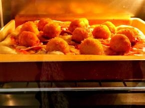 烤箱预热上火180度下火160度5分钟，放入披萨烘烤10分钟至马苏里拉芝士溶化即可，没有上下火分开设温的可以都选择180度，8分钟左右即可。