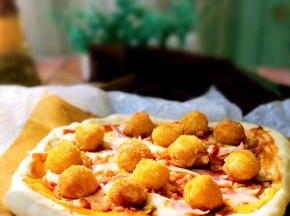 烤好的披萨取出稍晾凉。