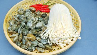 准首先要挑选新鲜的活蛤蜊，最好是一个个挑，挑那些伸出小舌头的小家伙们。