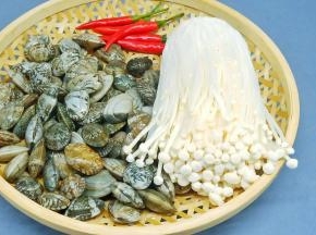 准首先要挑选新鲜的活蛤蜊，最好是一个个挑，挑那些伸出小舌头的小家伙们。