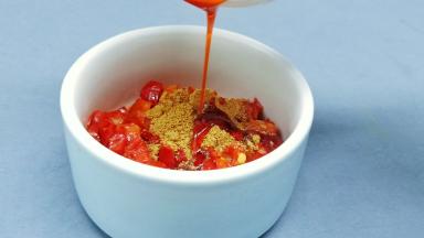 加上辣椒酱3勺，辣椒酱里面的红油看着就食欲来了。