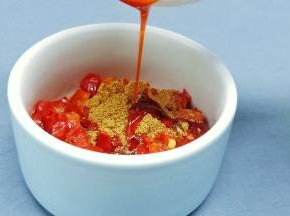 加上辣椒酱3勺，辣椒酱里面的红油看着就食欲来了。