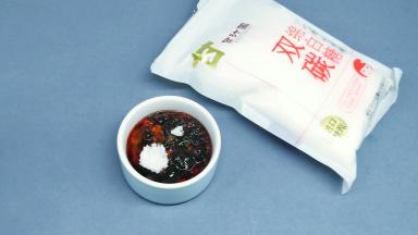 最后加10的甘汁园绵白糖，用筷子把料汁拌均匀。