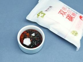 最后加10的甘汁园绵白糖，用筷子把料汁拌均匀。