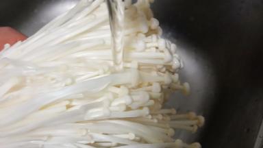 金针菇流水下重新干净，挤干水份。