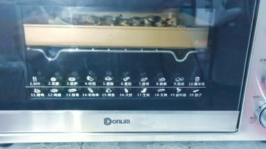 东菱烤箱提前预热，烤盘放中层，按烤生蚝键，230度烤10分钟即可。