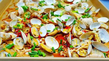 经过烤箱的烤制花蛤慢慢打开，多余的水份都被蒸发了，剩下的全是花蛤的鲜美滋味。