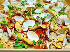 经过烤箱的烤制花蛤慢慢打开，多余的水份都被蒸发了，剩下的全是花蛤的鲜美滋味。