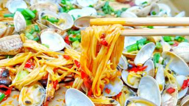 金针菇吸收了汤汁与花蛤的鲜美，别提有多香了！