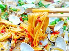 金针菇吸收了汤汁与花蛤的鲜美，别提有多香了！