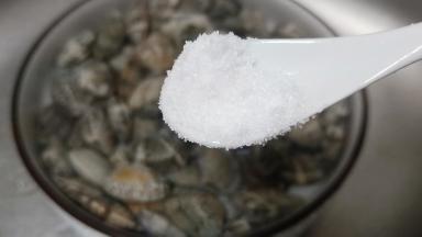 将花蛤放入淡盐水中、加一勺盐、葱段2根、芝麻油半勺静养2小时使其吐出泥沙。