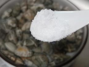 将花蛤放入淡盐水中、加一勺盐、葱段2根、芝麻油半勺静养2小时使其吐出泥沙。