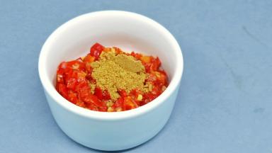 小辣椒与蒜剁碎、加十三香一勺。