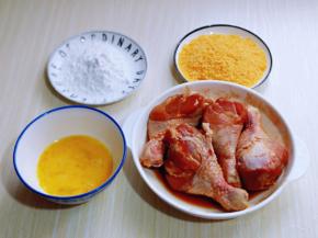 准备好蛋液，面包糠，玉米淀粉，分别放在容器中。