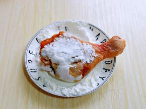 首先将腌制好的鸡腿均匀裹上玉米淀粉。(我用的玉米淀粉非常细腻，价格实惠分量足)