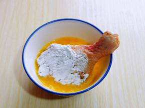 再放入蛋液器具中，两面浸泡30秒，使鸡腿均匀粘满蛋液。