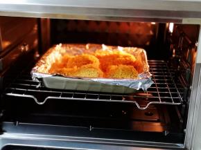 将烤盘入东菱烤箱中层。