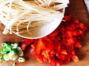 金针菇撕小朵，切好番茄和葱。