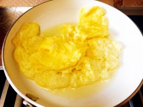 锅中坐油，入鸡蛋翻炒。