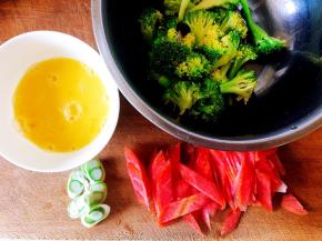 西兰花撕小朵，鸡蛋打散，切好红萝卜和葱。