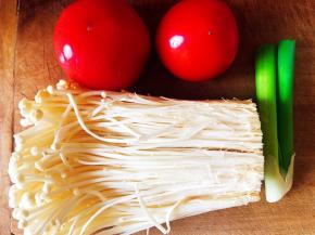 准备食材，清洗干净备用。