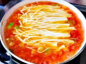 加入适量的温水，煮5分钟左右。